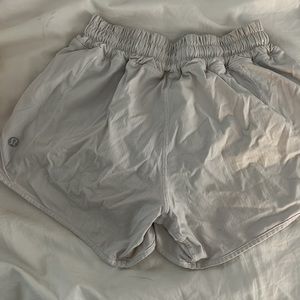 Lululemon Hotty Hot Shorts in off white/light grey